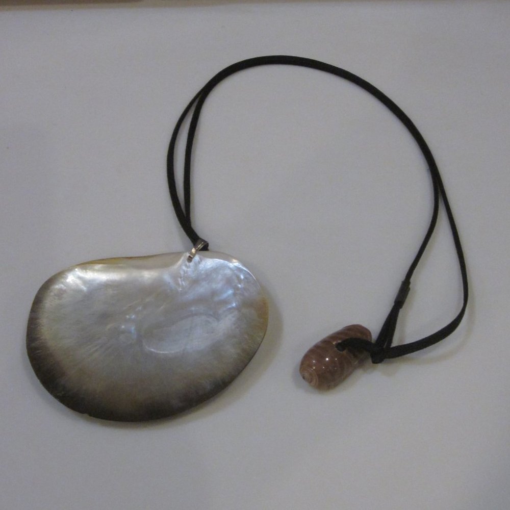 Hawaiian Shell Necklace - Picture 2 of 2